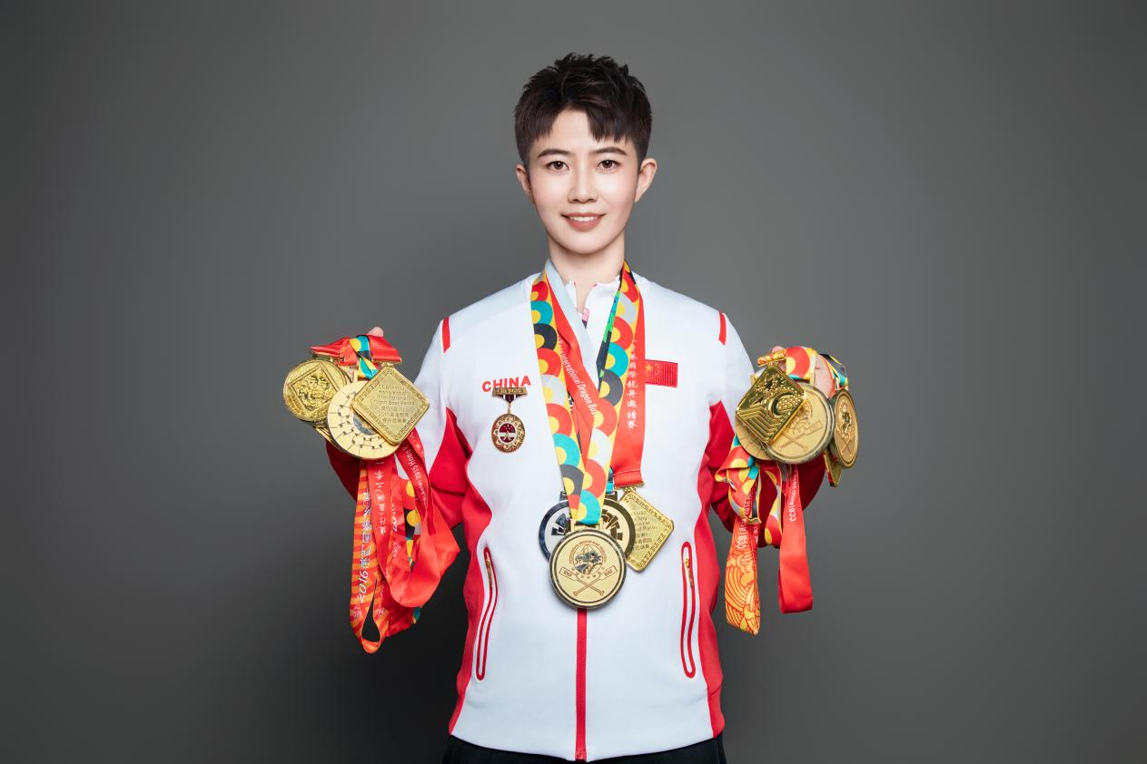 迈溢集团专业团队工作场景